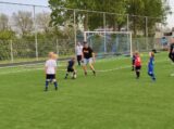 Laatste training S.K.N.W.K. JO7-1 van seizoen 2022-2023 (partijtje tegen de ouders) (32/130)